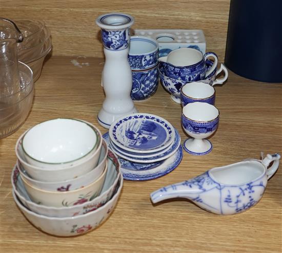 A Caughley Onion pattern pap boat, a collection of tea bowls and sundry small blue and white items (Q, faults)